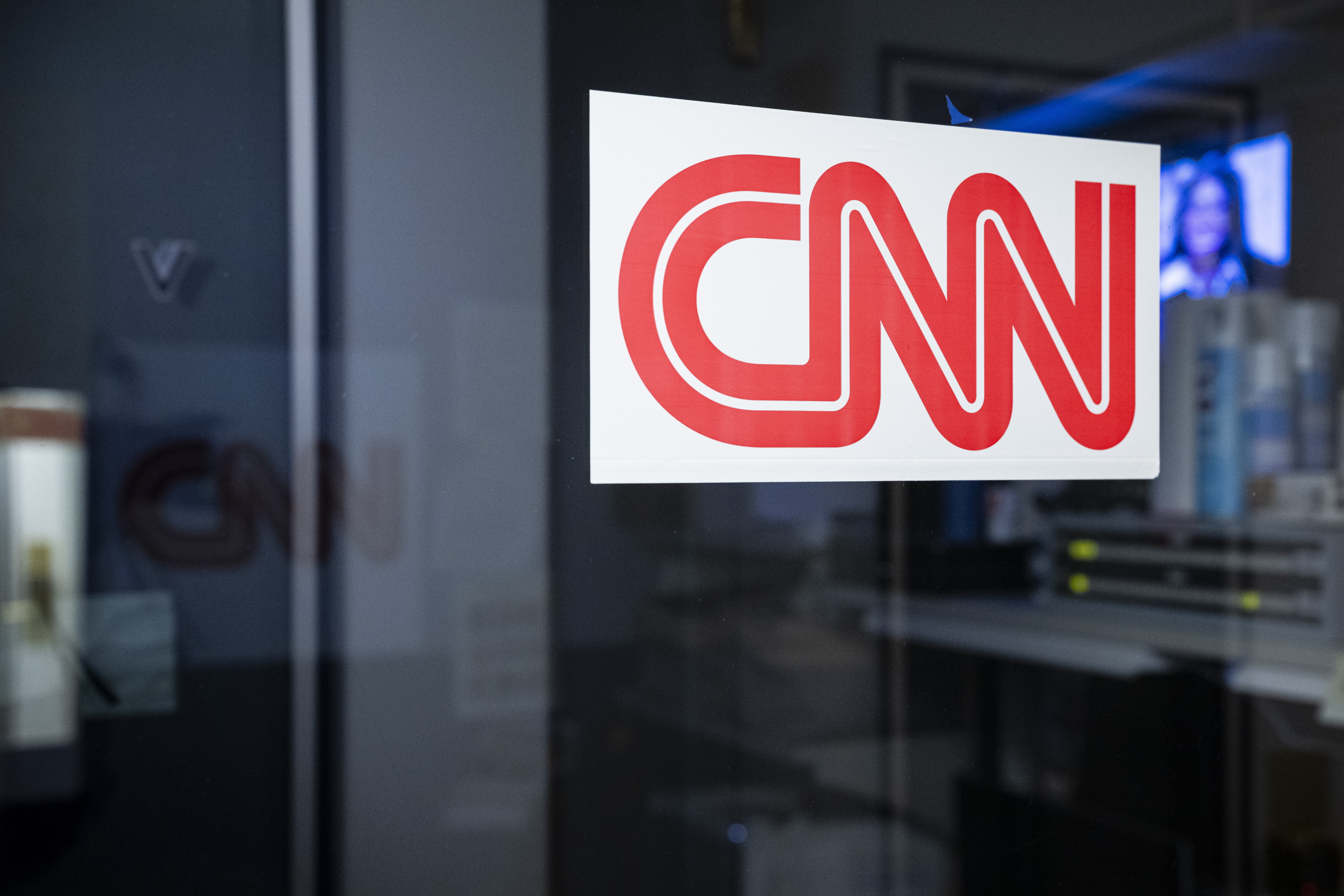 CNN, MS NOW и Politico добились победы над Белым домом — пока что